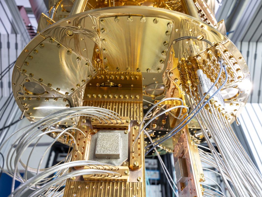 Project QSolid: Quantum Computer Demonstrator in Operation