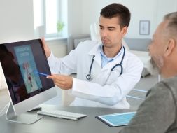 Language model "UroBot“ surpasses the accuracy of experienced urologists